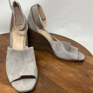 VINCE CAMUTO WOMEN'S DEEDRIANA ANKLE STRAP GRAY SUEDE WEDGE SANDAL US 9.5